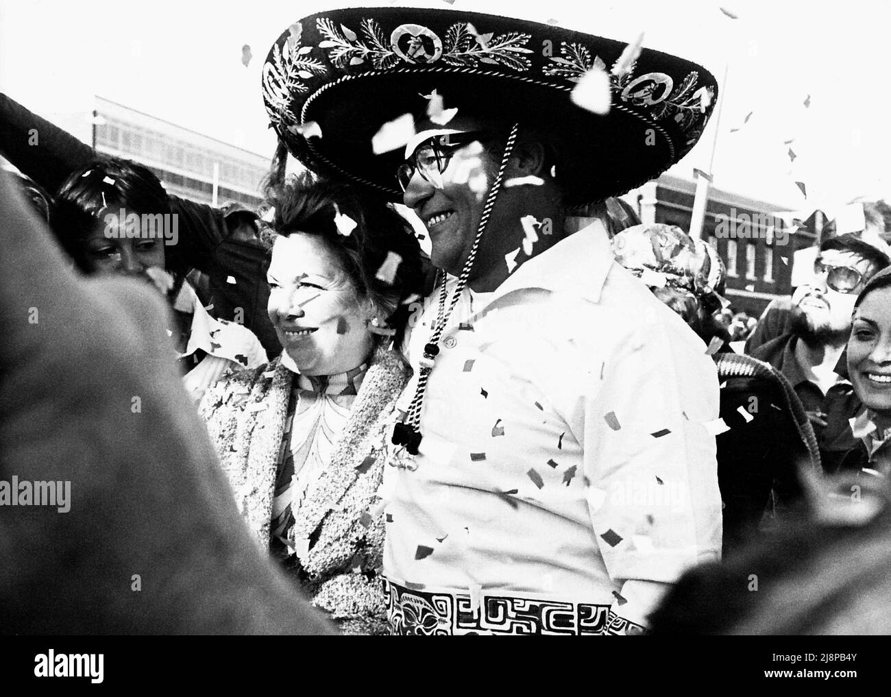 AJAXNETPHOTO. APRIL 1974. PORTSMOUTH, ENGLAND. - WHITBREAD RUND UM DEN WELTRENNSIEGER - SKIPPER UND BESITZER VON SAYULA II AUS MEXIKO, EINE SWAN 63 FT PRODUCTION KETCH RIGGED YACHT, RAMON CARLIN UND SEINE FRAU PAQUITA, FEIERN AUF DER YACHT NACH DEM ANDOCKEN AN DER HMS VERNON. SAYULA GEWANN DAS 27.000-MEILEN-RENNEN AUF HANDICAP. FOTO: JONATHAN EASTLAND/AJAX. REF.: 741604 81 Stockfoto