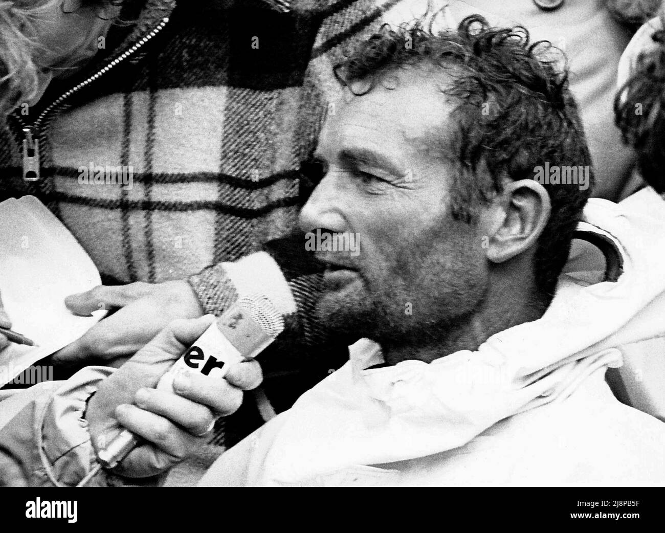 AJAXNETPHOTO. 23RD. MÄRZ 1978. GOSPORT, ENGLAND - WHITBREAD RUND UM DAS WELTRENNEN 1978 - PEN DUICK VI SKIPPER ERIC TABARLY (FRA) INTERVIEWT VON DER PRESSE BEI DER ANKUNFT AM ENDE DES RENNENS. FOTO:JONATHAN EASTLAND/AJAX REF:TABARLY 782303 10 Stockfoto