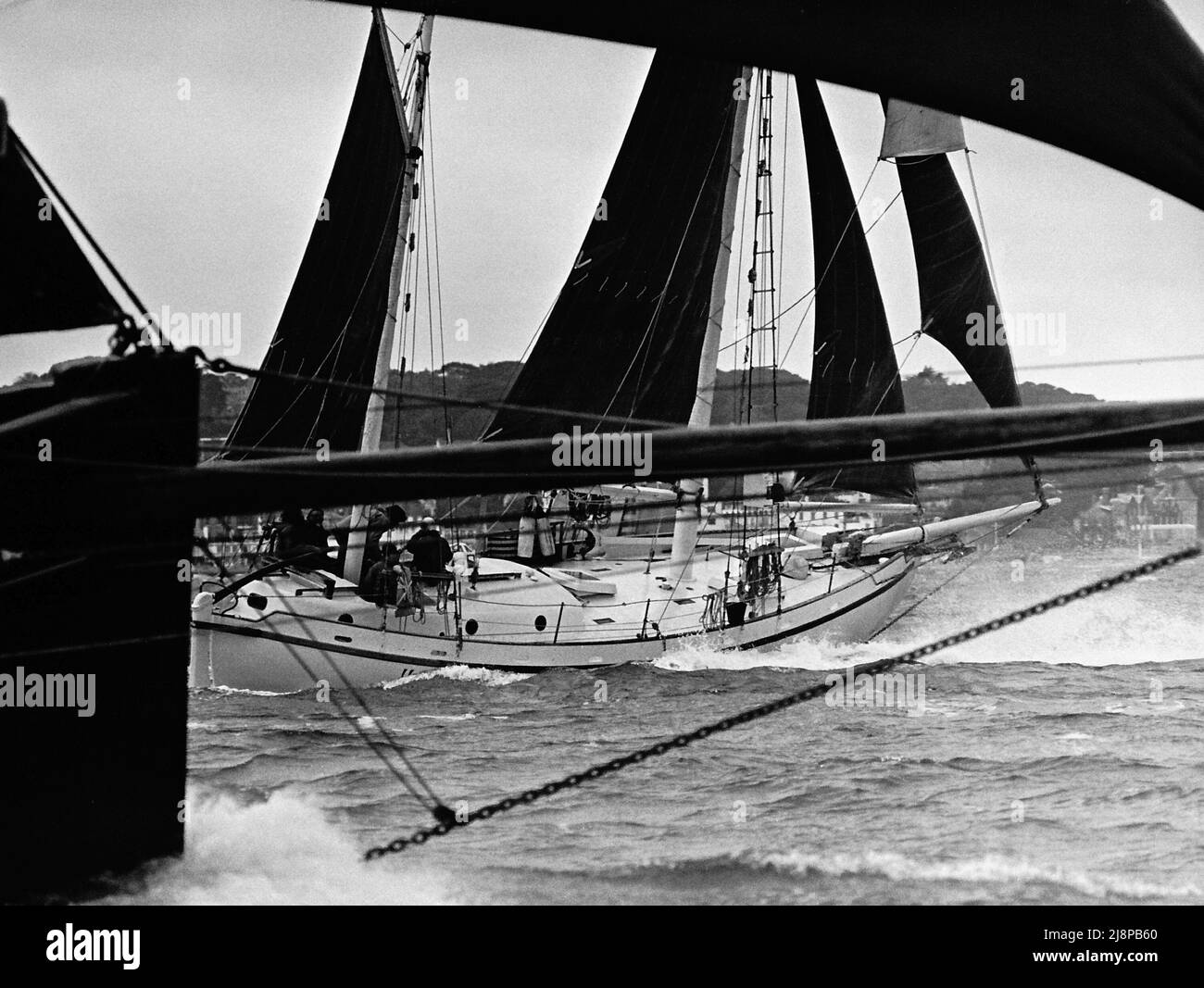 AJAXNETPHOTO. 16TH. SEPTEMBER 1977. SOLENT, ENGLAND. - OLD GAFFERS RACE - DIE YACHT VENUS, DIE VON PAUL ERLING JOHNSON BEI SCHWEREM WETTER WÄHREND DES JÄHRLICHEN SOLENT-RENNENS ENTWORFEN UND GEBAUT WURDE. DIE YACHT WURDE SPÄTER VOR DER AUSTRALISCHEN NORDKÜSTE VERLOREN.FOTO:JONATHAN EASTLAND/AJAX REF:771609 55 Stockfoto