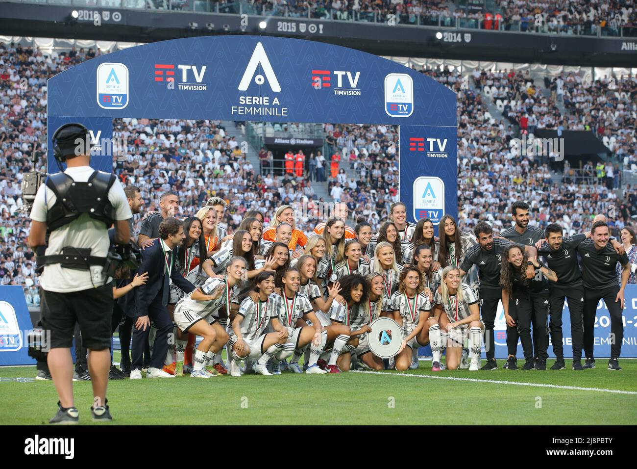Turin, Italien, 16.. Mai 2022. Das Juventus Women Team feiert mit der Women's Serie A League Trophy vor dem Start in die Serie A im Allianz Stadium in Turin. Bildnachweis sollte lauten: Jonathan Moscrop / Sportimage Stockfoto