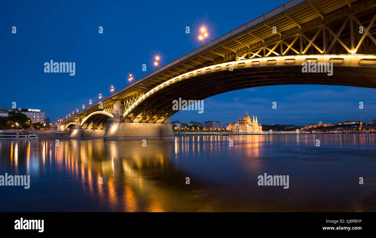 Margaretenbrücke in Budapest bei Nacht Stockfoto