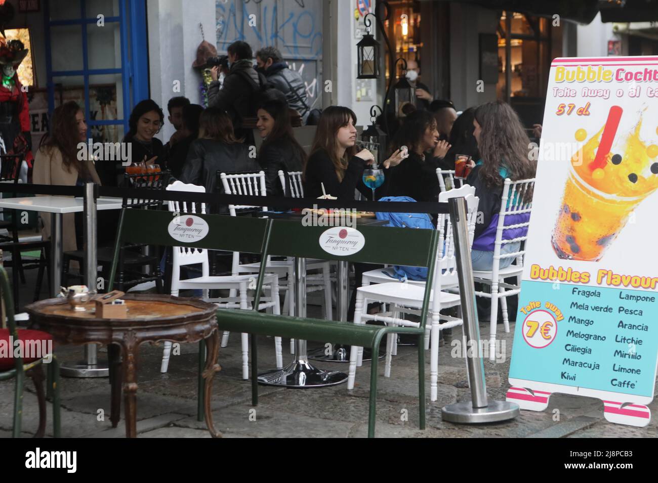 Am 26. April 2021 können die Menschen auf einer Barterrasse im Navigli in der Innenstadt von Mailand einen Drink genießen, da Bars, Restaurants, Kinos und Konzertsäle teilweise in ganz Italien wiedereröffnet werden, um Unternehmen mit Coronavirus-Erfolg zu unterstützen.Featuring: Atmosphere Where: Milan, Italy Wann: 26 Apr 2021 Credit: Mairo Cinquetti/WENN Stockfoto