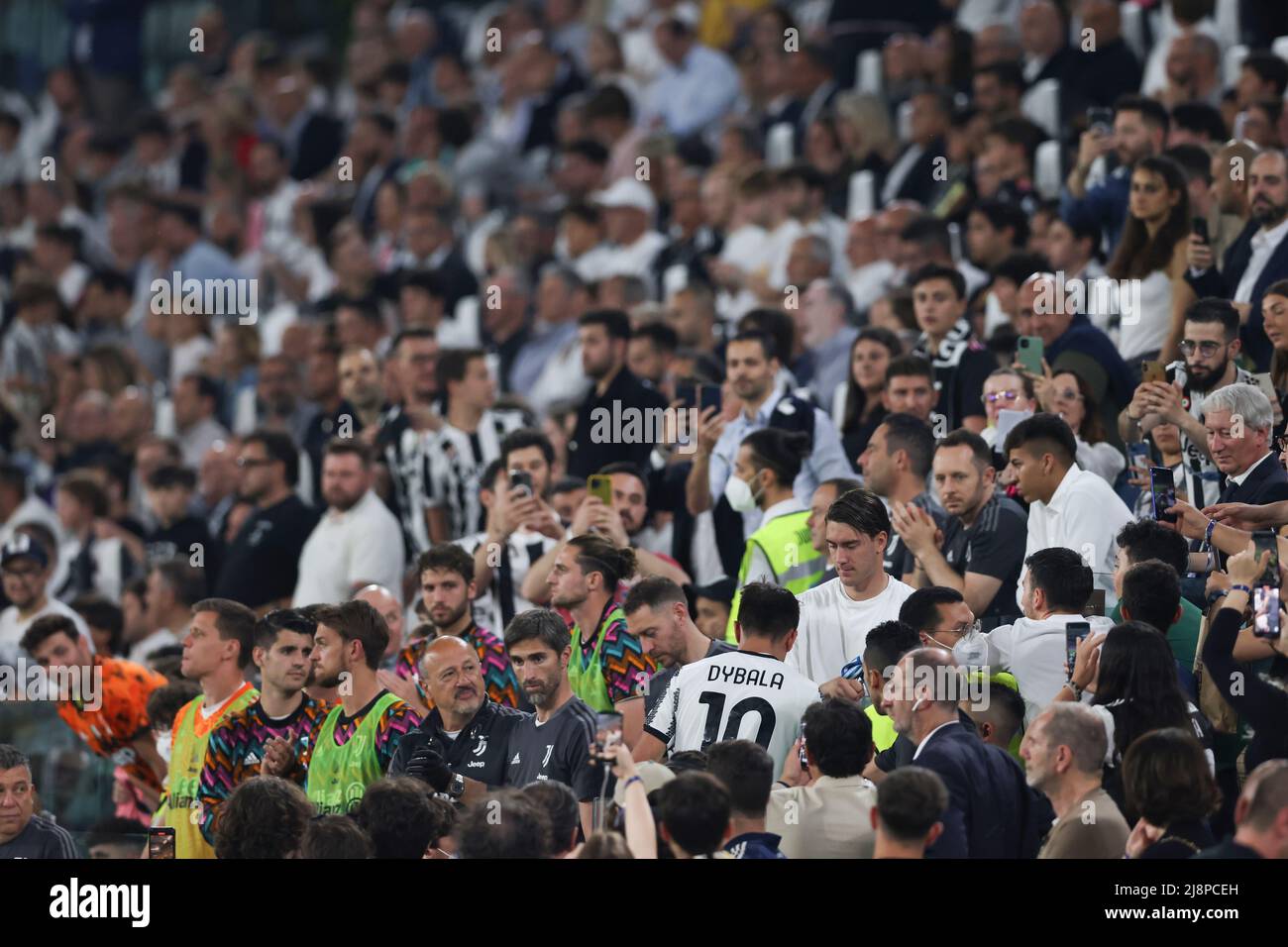 Turin, Italien, 16.. Mai 2022. Paulo Dybala von Juventus geht auf die Bank, als er bei seinem letzten Heimspiel für den Club während des Serie-A-Spiels im Allianz-Stadion in Turin ersetzt wird. Bildnachweis sollte lauten: Jonathan Moscrop / Sportimage Stockfoto