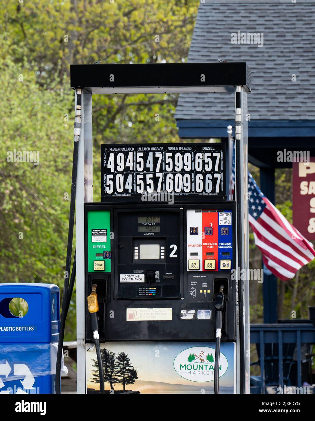Hohe Kraftstoffpreise an einer Tankstelle in Speculator, NY, USA Stockfoto