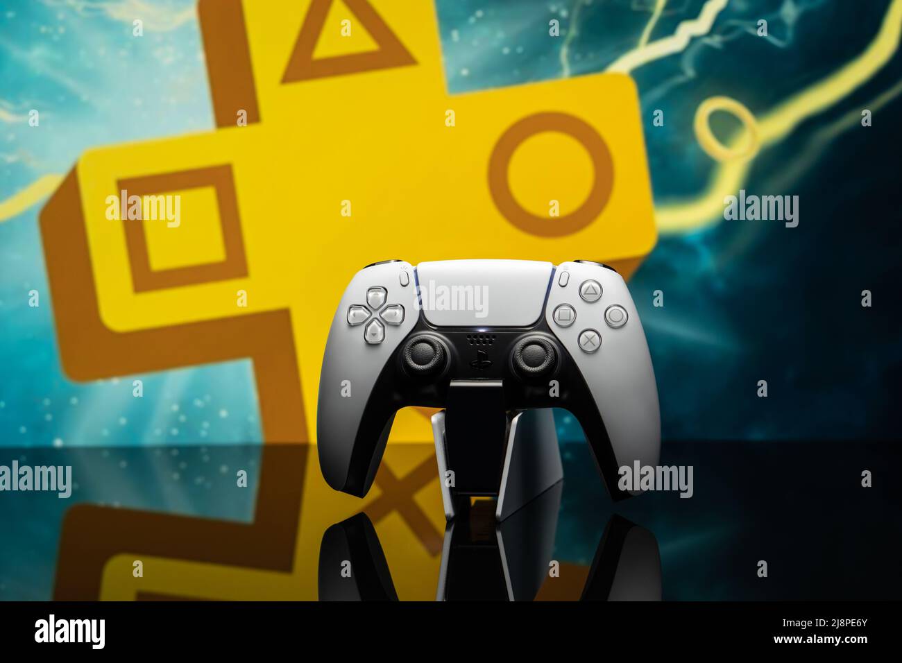 16. Mai 2020, Odessa, Ukraine. Weißes neues PlayStation 5-Gamepad mit PlayStation Plus auf dem Bildschirm, selektiver Fokus. Dunkler Hintergrund. Stockfoto