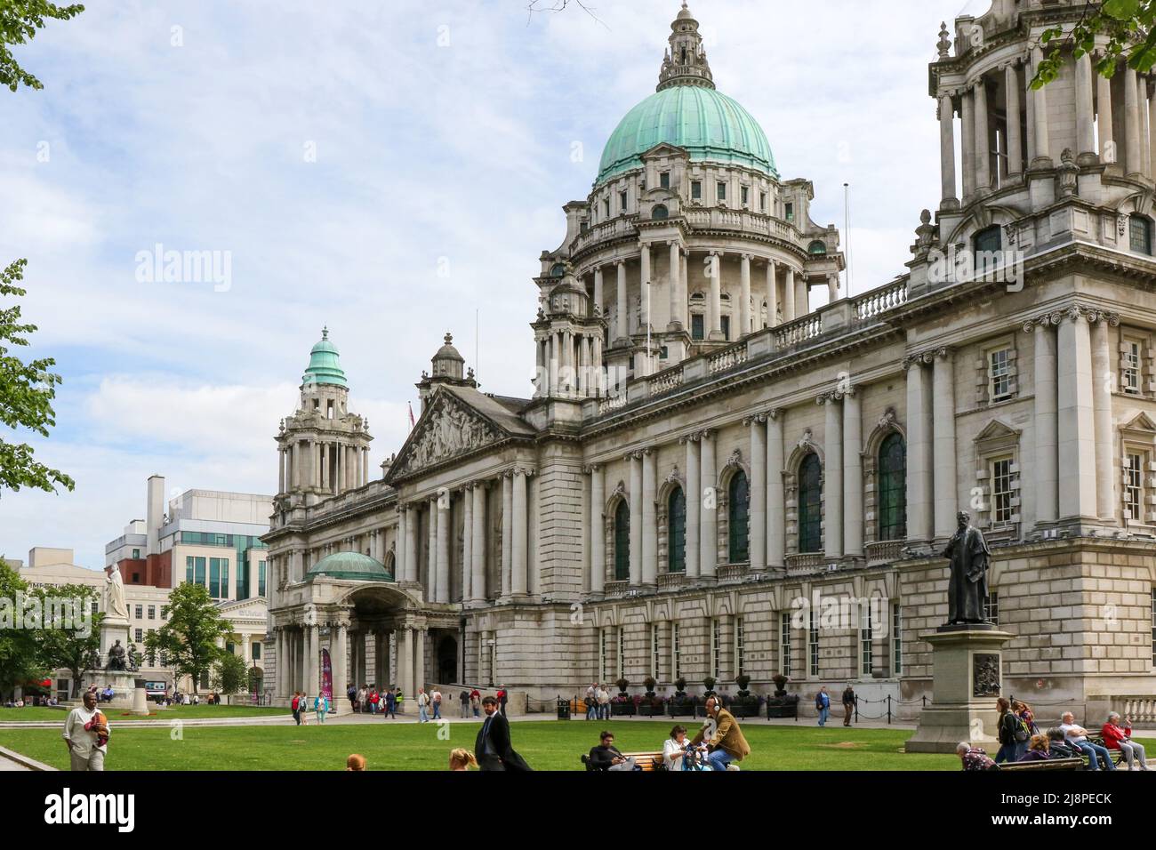 Sommertag in Belfast mit Menschen, die gutes Wetter auf dem Gelände der Belfast City Hall, Belfast, Nordirland, genießen. Stockfoto