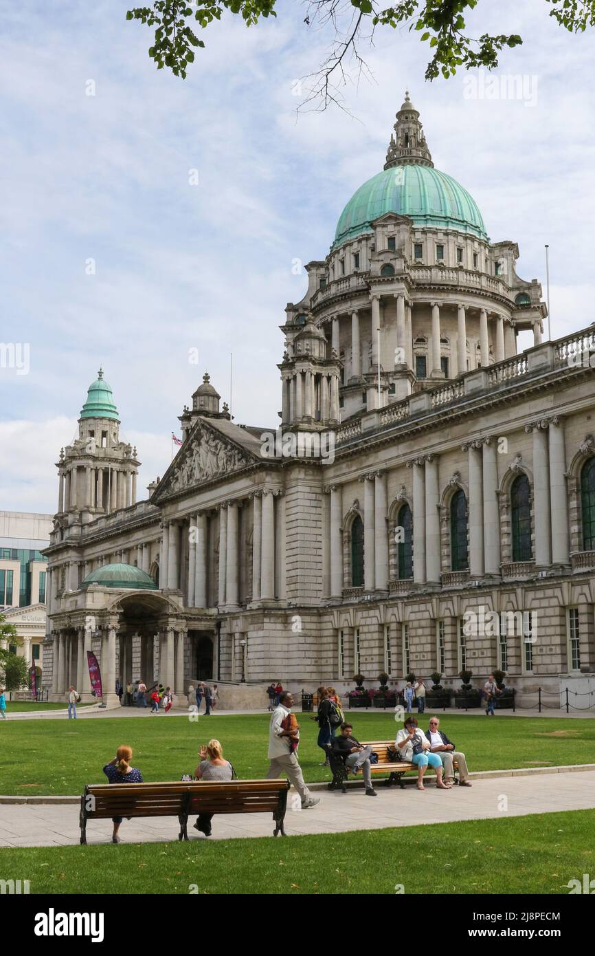 Sommertag im Zentrum von Belfast, mit Menschen, die sich ausruhen und auf dem Gelände des Belfast City Hall, Nordirland, spazieren gehen. Stockfoto