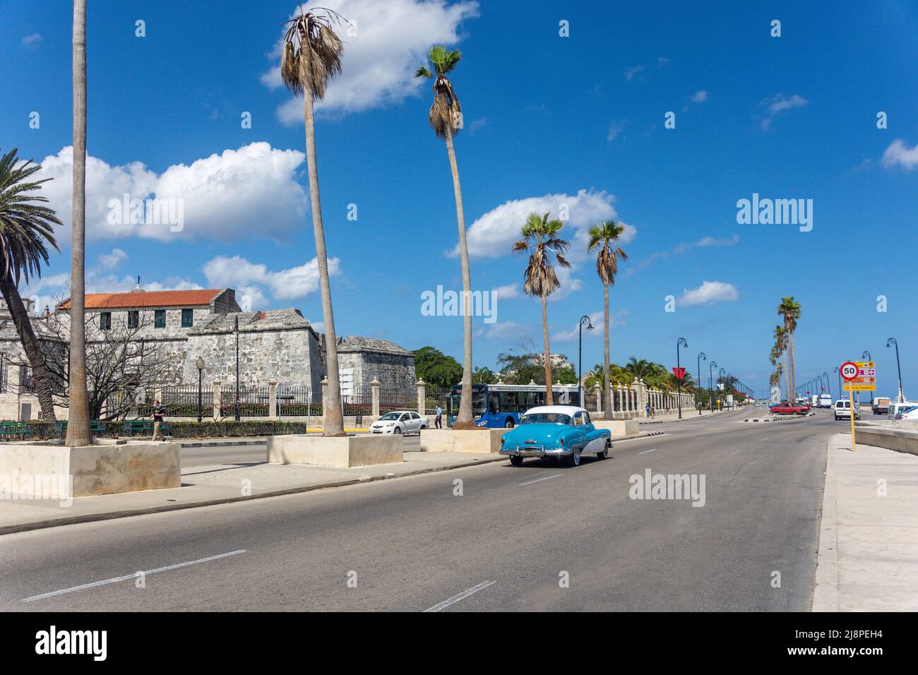 Klassisches amerikanisches Auto auf der Avenue Del Puerto, Old Havana, Havanna, La Habana, Republik Kuba Stockfoto