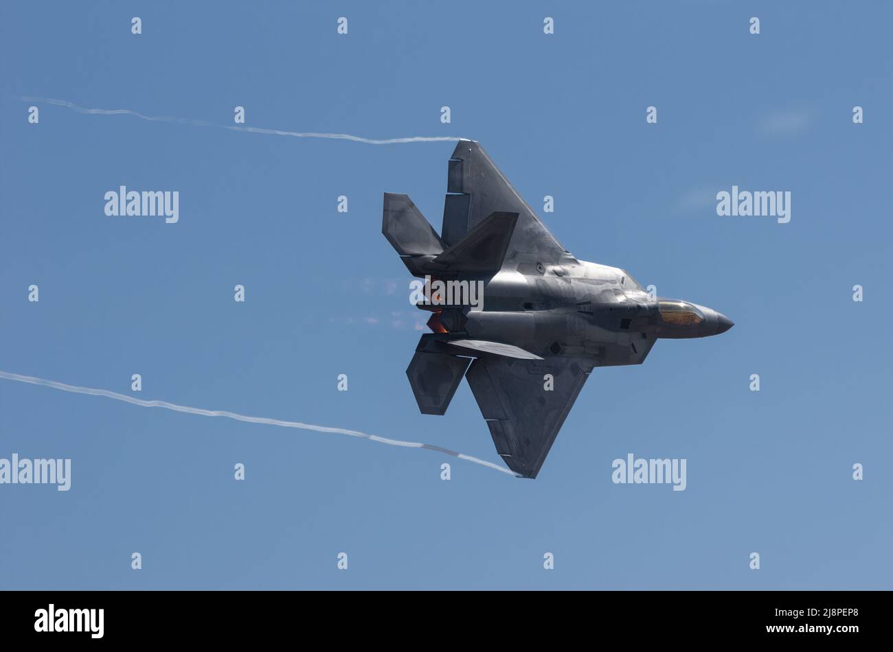 Lockheed Martin F-22 Raptor Flugdemo. Die F-22 ist ein taktisches Kampfflugzeug der fünften Generation mit zwei Triebwerken, das für die USAF, Stockfoto