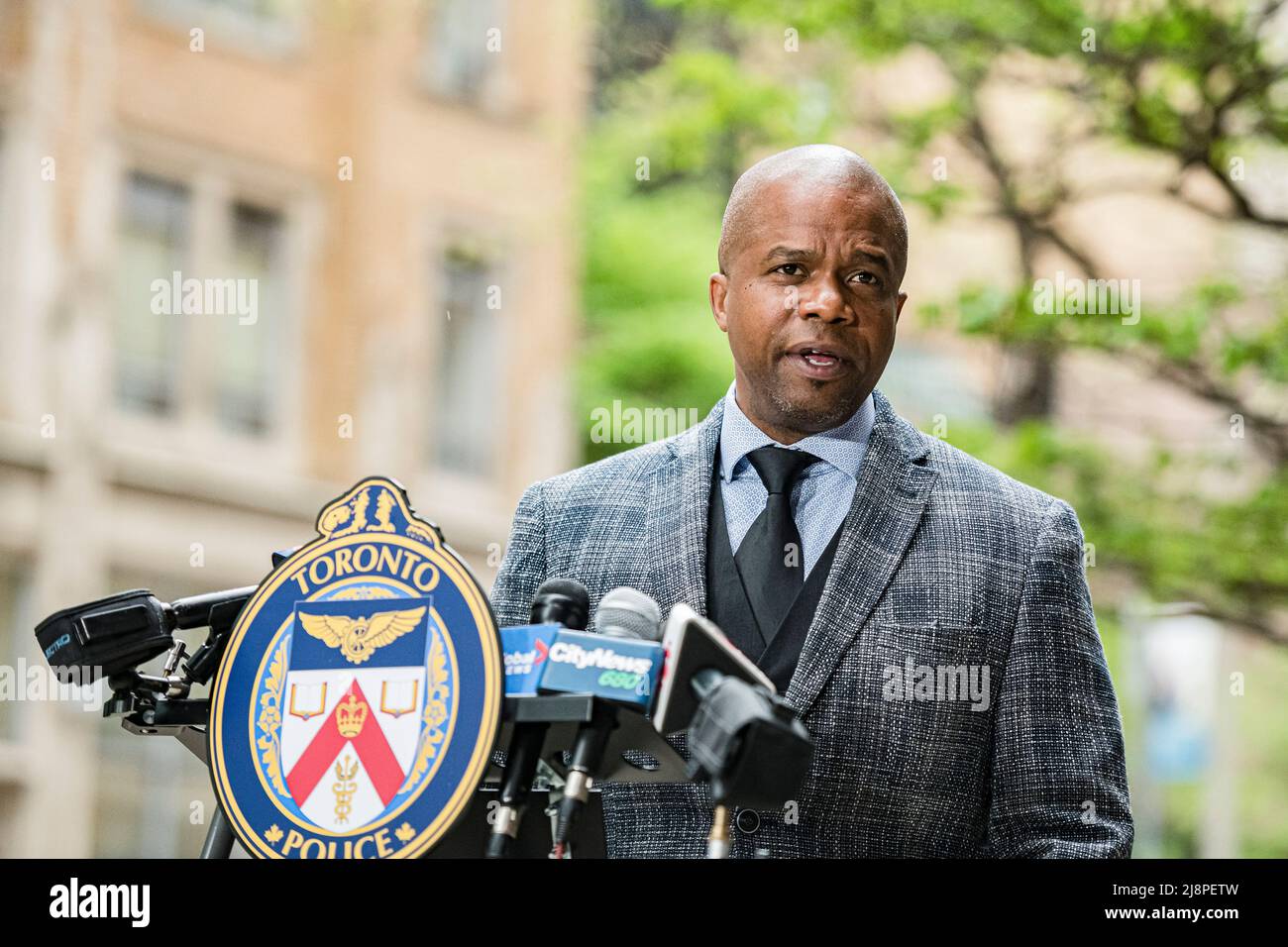 Kommissar Richard Harris von der Polizeidienststelle Toronto‚Äôs Hold-up Squad gibt am Dienstag, dem 17. Mai 2022, bei einer Pressekonferenz im TPS-Hauptquartier in Toronto Bemerkungen und Antworten auf Fragen. Der Flügelspieler von Maple Leafs Mitch Marner war das Opfer eines Karjackens in Toronto, teilte das Hockeyteam am Dienstag mit, als die Stadtpolizei Ermittlungen anstellte.DIE KANADISCHE PRESSE/Christopher Katsarov Stockfoto