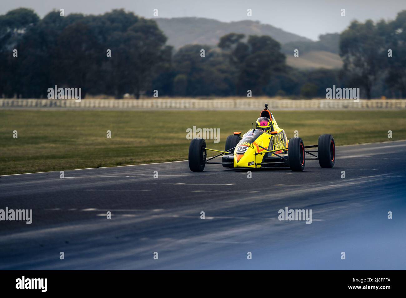 Ryder Quinn fliegt an einem privaten Testtag direkt am Winton Motor Raceway die Grube hinunter Stockfoto