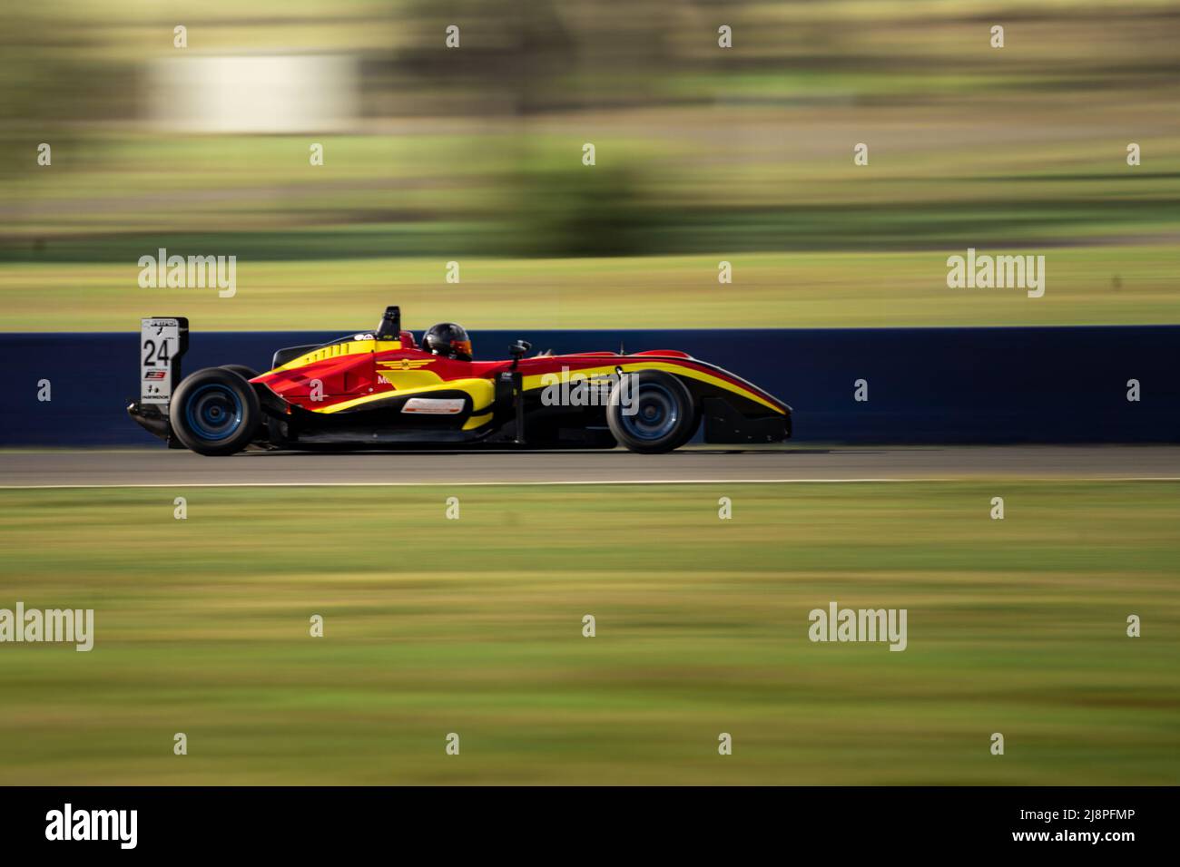 Der gelbe und rote Formel-3-Wagen mit der Nummer 24 Australien wird auf dem Winton Motor Raceway getestet. Stockfoto