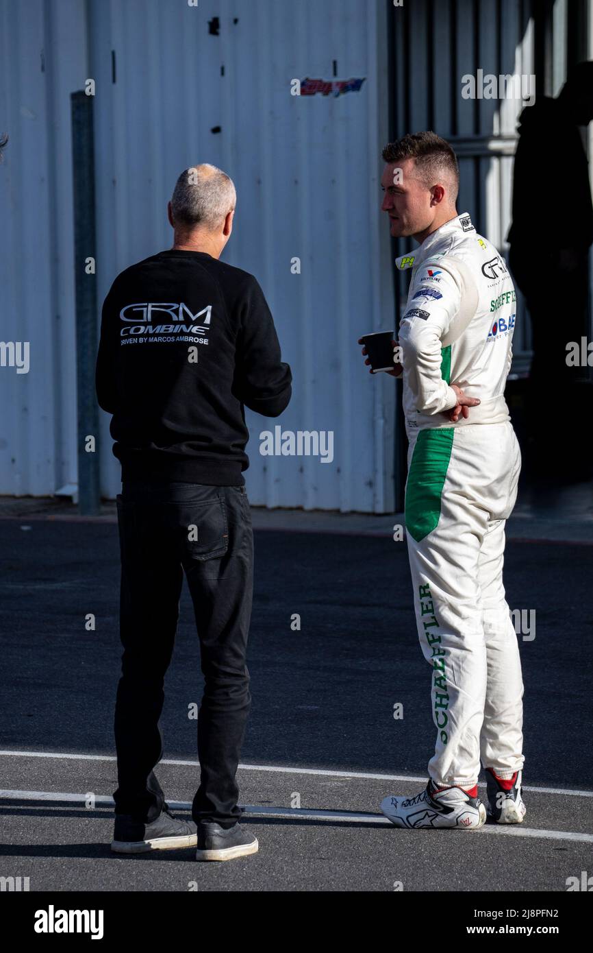 Der TCR-Australier Dylan O'Keeffe spricht mit seinem Team, bevor er auf dem Winton Motor Raceway zum Training aufbrechen wird Stockfoto