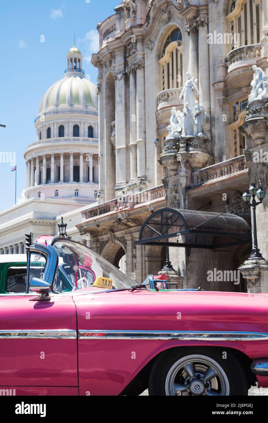 Amerikanische Oldtimer vor dem Gran Teatro de La Habana und El Capitolio am Paseo del Prado, Havanna, Kuba. Stockfoto