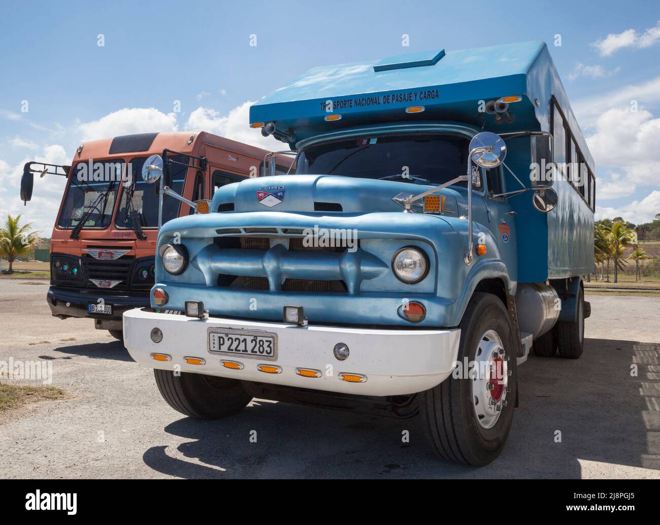 1950er Ford Camion LKW-Bus, Kuba. Aufgrund des Embargos werden Oldtimer mit Sitzbänken als rudimentäre öffentliche Verkehrsmittel umgestaltet. Stockfoto
