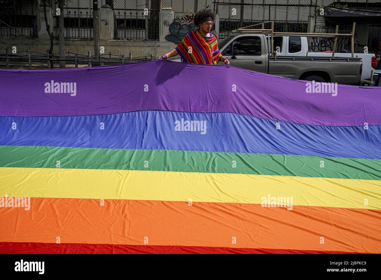 San Salvador, El Salvador. 17.. Mai 2022. Ein Protestor hält während einer Demonstration für die Rechte von Mitgliedern der LGBT-Gemeinschaft, einschließlich eines Identitätsgesetzes für Transgender-Menschen, eine stolze Fahne. Der Internationale Tag gegen Homophobie, Biophobie und Transphobie wird jedes Jahr am 17. Mai begangen, um die Aufmerksamkeit auf Verletzungen der LGBT-Rechte, einschließlich Hassverbrechen und Morde an der Gemeinschaft, zu lenken. Kredit: SOPA Images Limited/Alamy Live Nachrichten Stockfoto