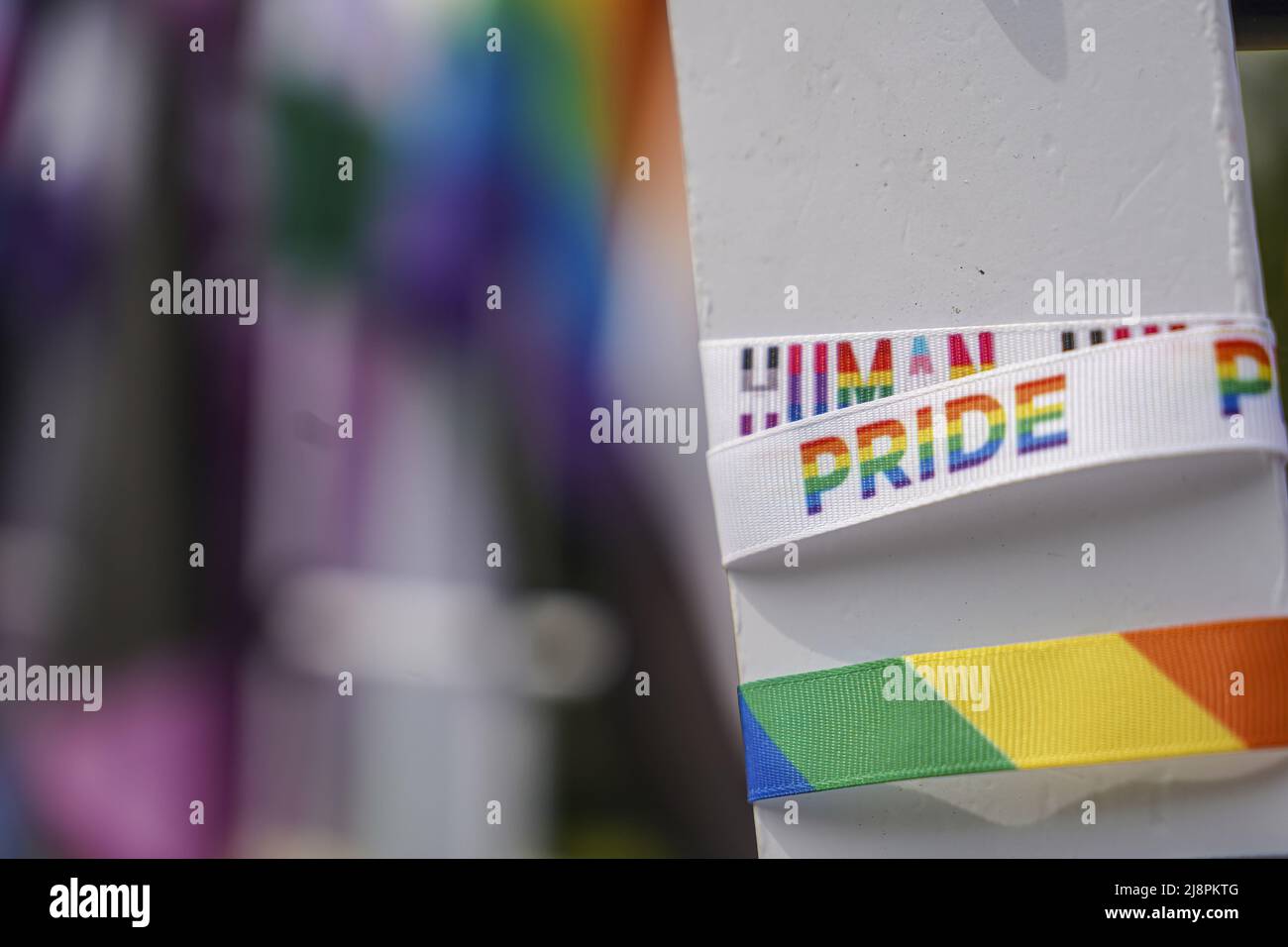 San Salvador, El Salvador. 17.. Mai 2022. Ein Blick auf ein Pride-Armband während einer Demonstration für die Rechte von Mitgliedern der LGBT-Gemeinschaft, einschließlich eines Identitätsgesetzes für Transgender-Menschen. Der Internationale Tag gegen Homophobie, Biophobie und Transphobie wird jedes Jahr am 17. Mai begangen, um die Aufmerksamkeit auf Verletzungen der LGBT-Rechte, einschließlich Hassverbrechen und Morde an der Gemeinschaft, zu lenken. (Foto von Camilo Freedman/SOPA Images/Sipa USA) Quelle: SIPA USA/Alamy Live News Stockfoto