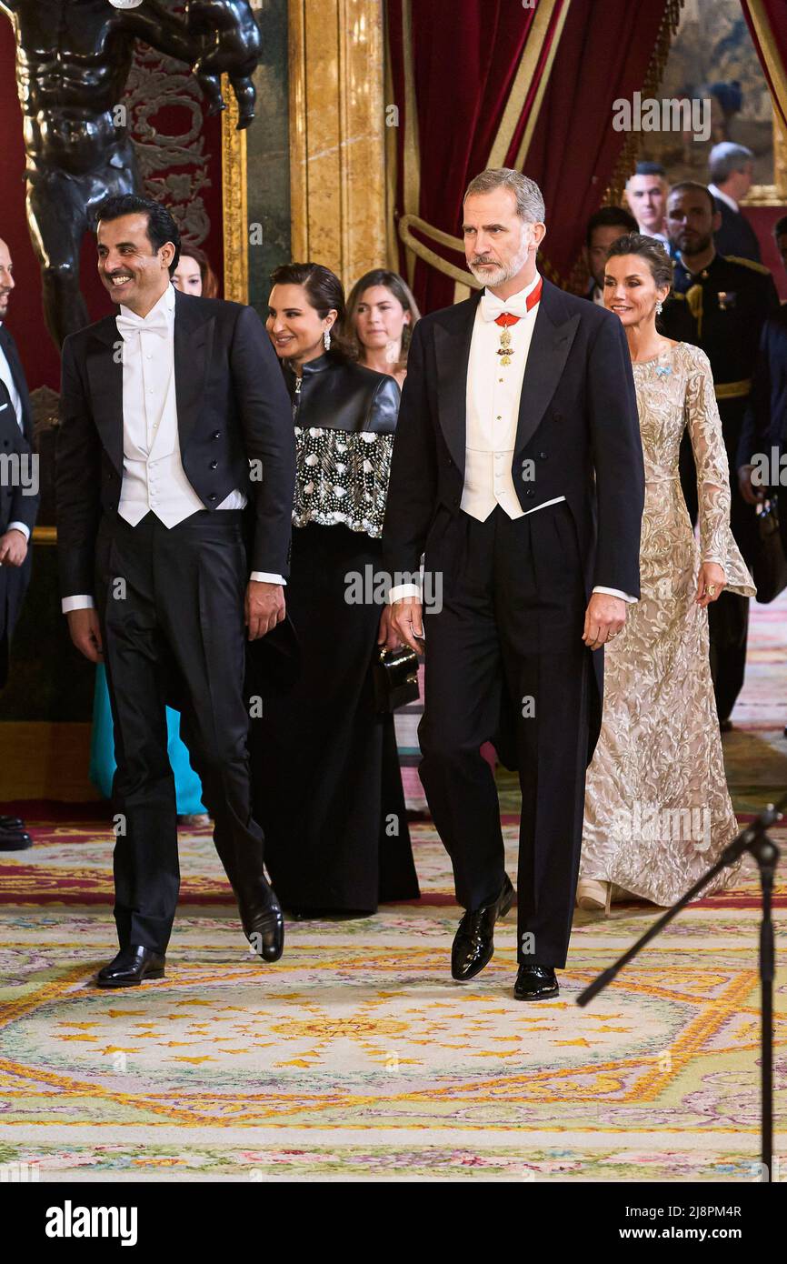 Madrid, Spanien. 17.. Mai 2022. König von Spanien (R) und Emir des Staates Katar, Scheich Tamim bin Hamad Al Thani (L), nehmen an einem Galadiner im Königlichen Palast in Madrid Teil. Zu Ehren des Emirs des Staates Katar, Scheich Tamim bin Hamad Al Thani und ihrer Exzellenz Sheikha Al Mayassa Bint Hamad bin Khalifa Al Thani, wird im Königlichen Palast in Madrid ein Galadiner organisiert. Kredit: SOPA Images Limited/Alamy Live Nachrichten Stockfoto