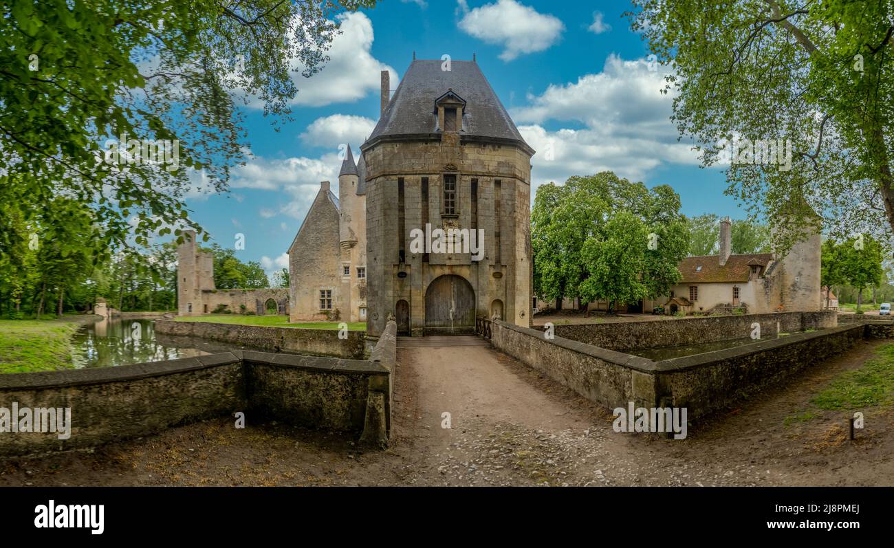 Luftaufnahme des historischen Denkmals Schloss Bandegon in Frankreich an der Grenze zwischen Berry und Bourbonnais, mit imposanten Bergbehalten, Zugbrücke und einem Trapez Stockfoto