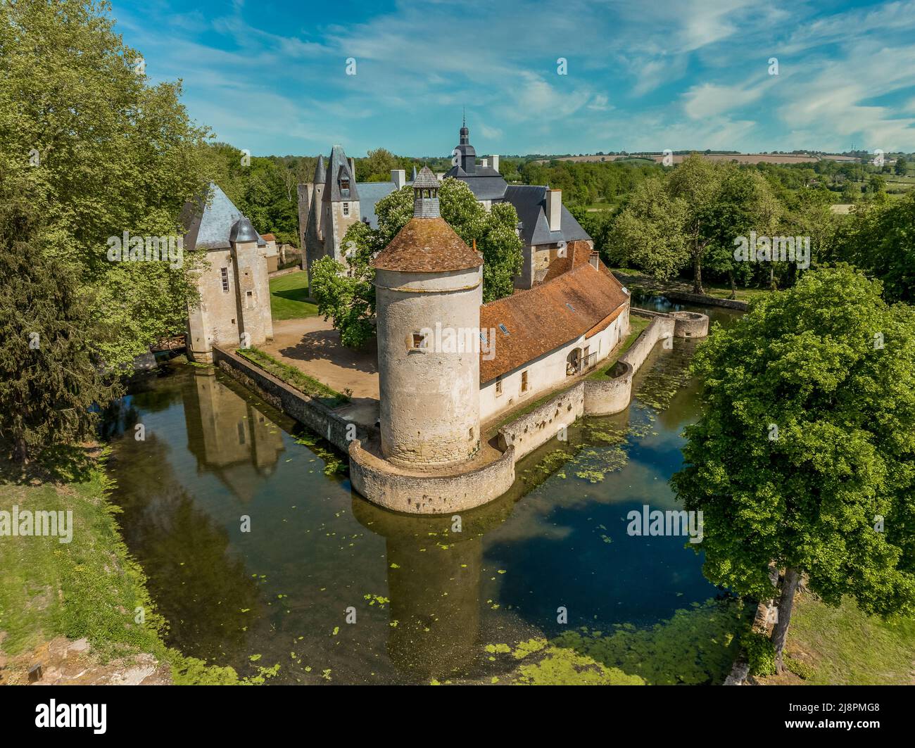 Luftaufnahme des historischen Denkmals Schloss Bandegon in Frankreich an der Grenze zwischen Berry und Bourbonnais, mit imposanten Bergbehalten, Zugbrücke und einem Trapez Stockfoto