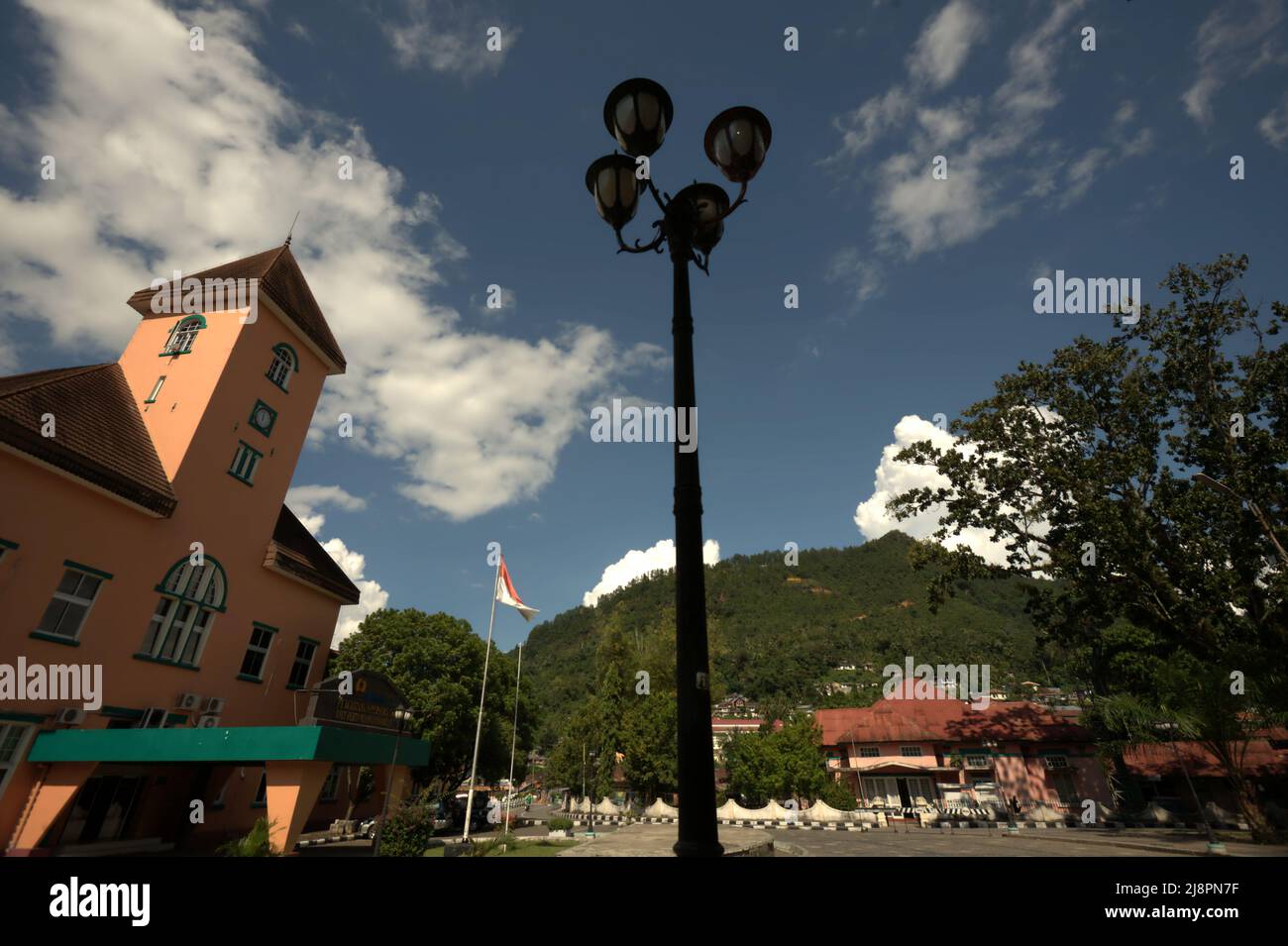 Bürogebäude von PT. Bukit Asam, Ombilin Mining Unit – ein staatlich angeschlossenes Unternehmen mit Schwerpunkt auf dem Kohlebergbau in Sawahlunto, West-Sumatra, Indonesien. Stockfoto