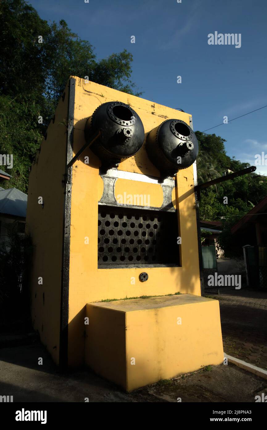 Ein Kohlebrenner, der während des kolonialen Kohlebergbaus in Sawahlunto, einer ehemaligen Kohlebergbaustadt, die Ende des 19.. Jahrhunderts von niederländischen Kolonialisten in West-Sumatra, Indonesien, gegründet wurde, zum Kochen verwendet wurde. Stockfoto