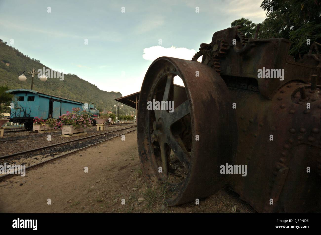 Eisenbahnschrottplatz in der Nähe des Eisenbahnmuseums in Sawahlunto, einer ehemaligen Kohlebergbaustadt, die Ende des 19.. Jahrhunderts von niederländischen Kolonialisten in West-Sumatra, Indonesien, gegründet wurde. Stockfoto