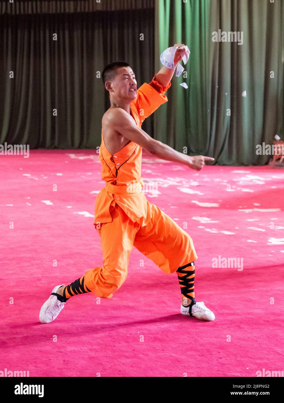 Lehrlinge im berühmten Shaolin-Tempel in Dengfeng, Henan, China, führen ihre Kampfkunst und Akrobatik sowie ihr Chi aus. Stockfoto