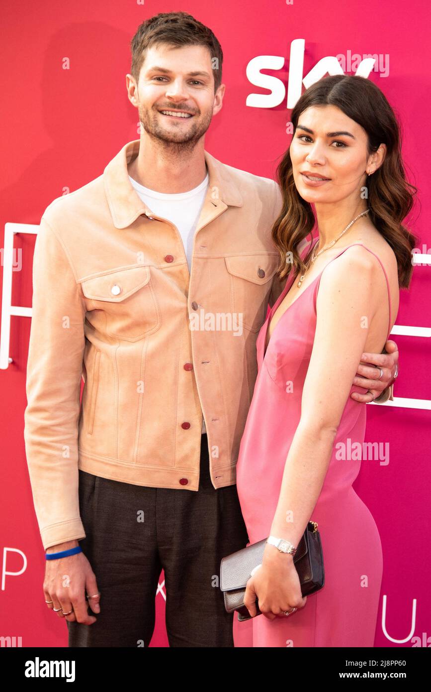 London, Großbritannien. 17.. Mai 2022. Jim Chapman (L) und Sarah Tarleton (R) besuchen den roten Teppich Sky Up Next im Theatre Royal in London. (Foto von Loredana Sangiuliano/SOPA Images/Sipa USA) Quelle: SIPA USA/Alamy Live News Stockfoto