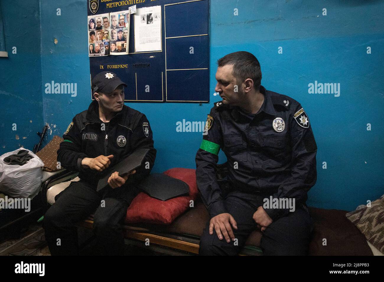 30. April 2022, Kharkiv, Ukraine: Ein Polizeibeamter zeigt seinem Kameraden eine kugelsichere Weste, während sie die U-Bahnstation in Kharkiv bewachen. Die Bürger in Charkiw wurden gezwungen, an U-Bahnstationen ein neues Leben im Untergrund zu führen, da die zweitgrößte Stadt der Ukraine heute täglich von russischen Bombardierungen und Luftangriffen bedroht ist. (Bild: © Alex Chan Tsz Yuk/SOPA Images via ZUMA Press Wire) Stockfoto