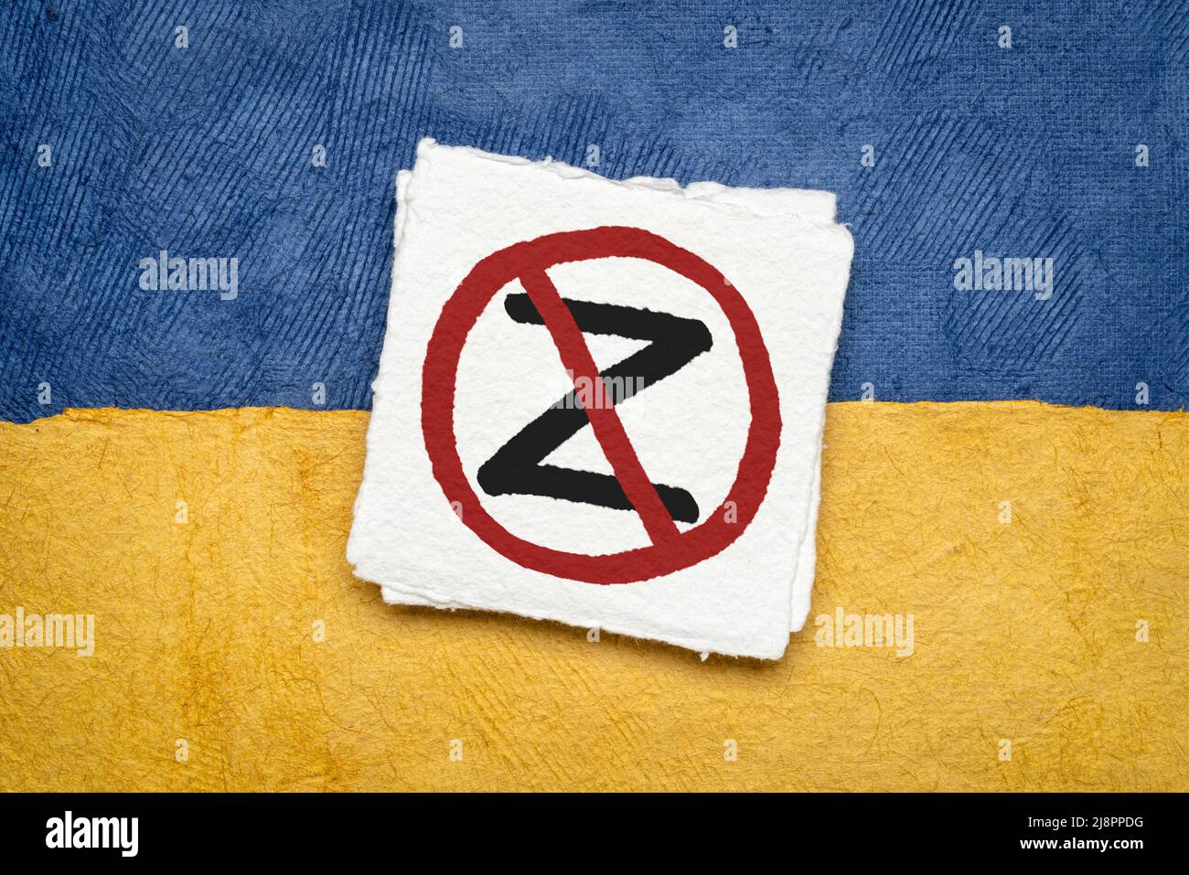 Z-Buchstabe markiert gegen blaues und gelbes Papier abstrakt in den Farben der ukrainischen Flagge, Anti-Krieg und russische Invasion Konzept Stockfoto