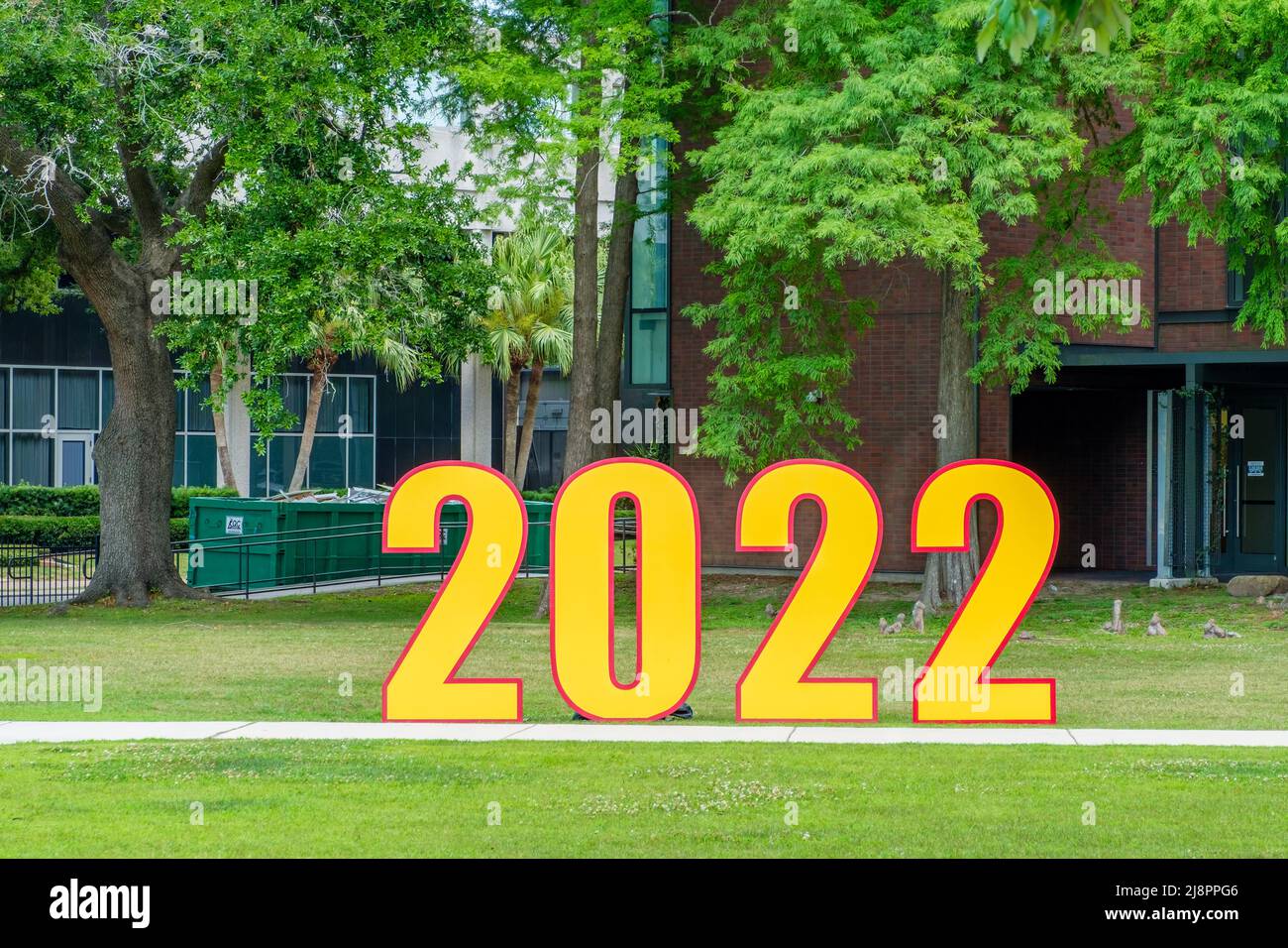 NEW ORLEANS, LA, USA - 12. MAI 2022: Zahlen für das Jahr 2022 zur Feier von Hochschulabsolventen auf dem Campus der Loyola University Stockfoto