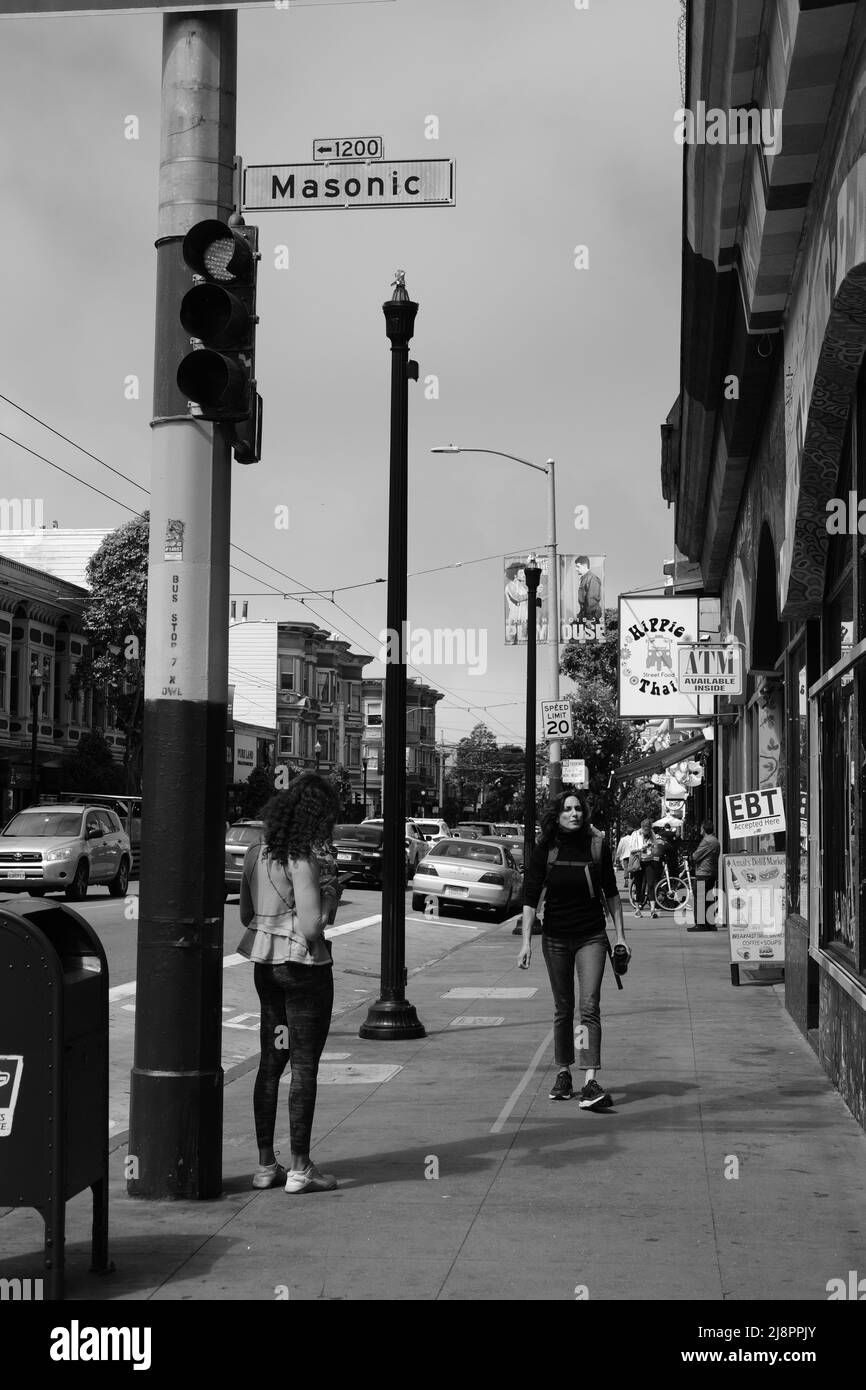 Straßenschild der Masonic Avenue mit Blick auf die Haight Street im Haight-Ashbury District in San Francisco, Kalifornien; Gehsteig-Szene mit Fußgängern. Stockfoto