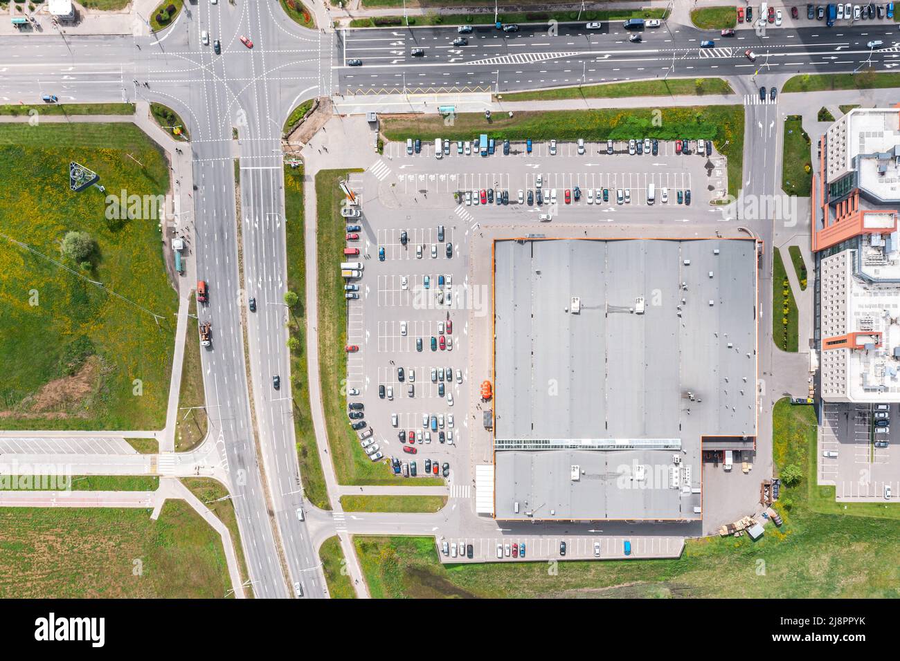 Luftaufnahme von oben auf dem Parkplatz mit vielen Autos in der Nähe des Einkaufszentrums Stockfoto