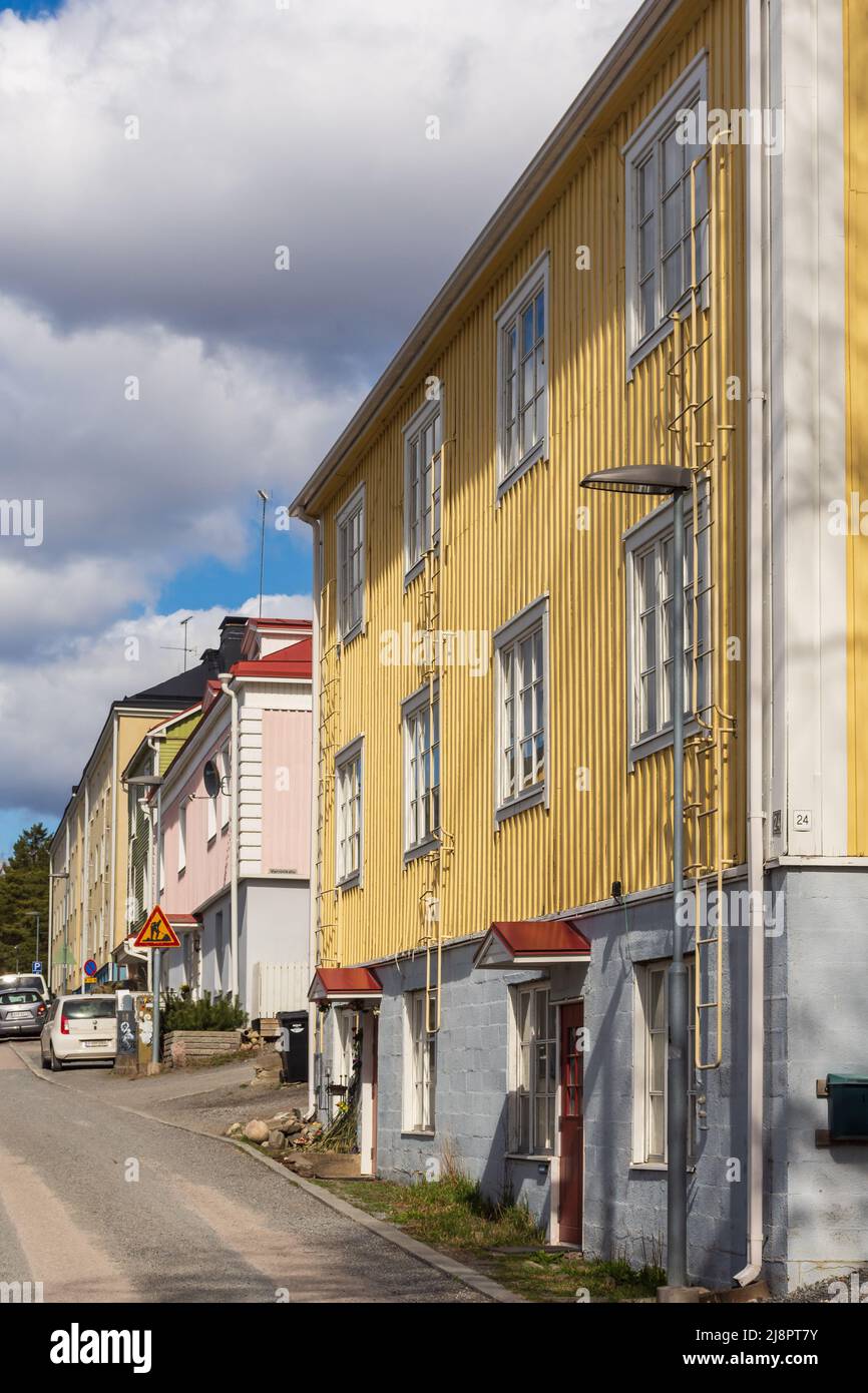 Gelbes Wohnhaus aus Holz in der Vallikatu Straße in Tahmela Tampere Finnland Stockfoto