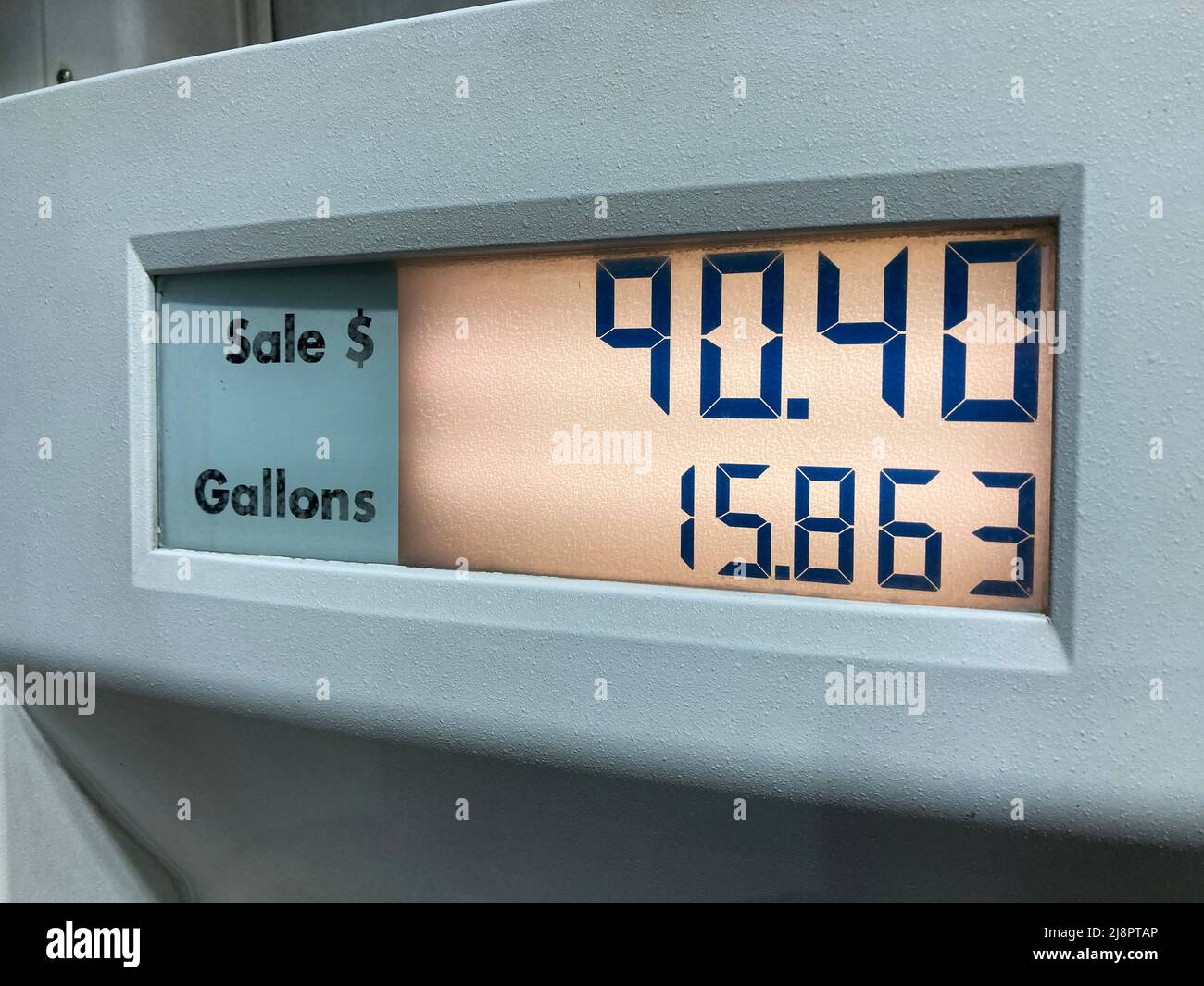 Hohe Gaspreise. Nahaufnahmpumpe zeigt 90 Dollar an, die für einen Tank mit Gas bezahlt wurden. Der durchschnittliche Preis für eine Gallone reguläres Benzin in den Vereinigten Staaten ro Stockfoto