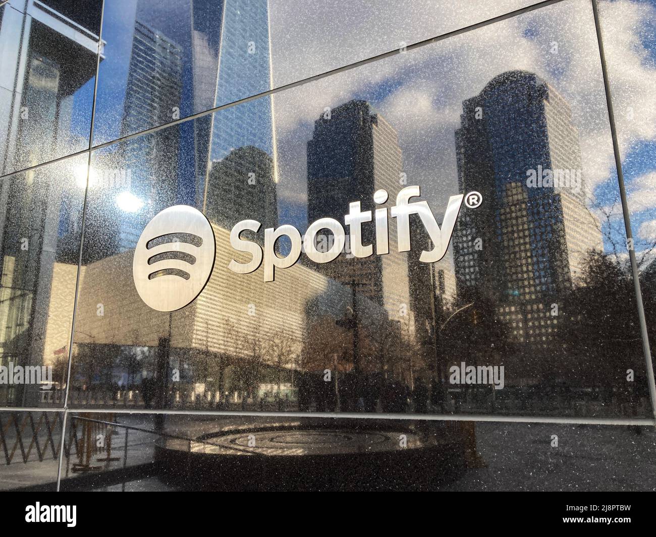 Spotify-Schild am Hauptsitz in Manhattan. Spotify ist ein schwedischer Anbieter von Audio-Streaming- und Mediendiensten. - New York, USA - 2022 Stockfoto