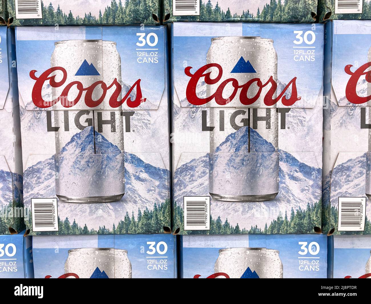 Coors Light 30 Pack Bierdosen im Lebensmittelgeschäft - Golden, Colorado, USA - 2022 Stockfoto