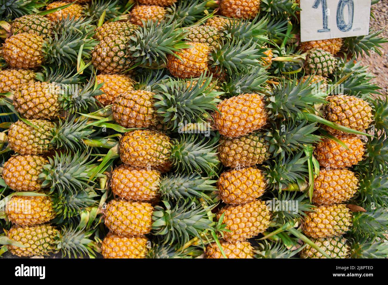 Haufen reifer Ananas auf dem Markt Stockfoto