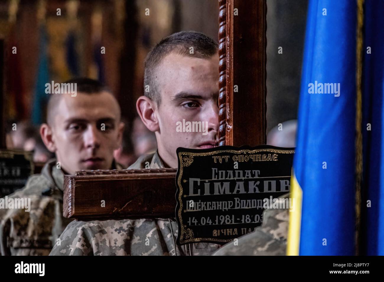 Lviv, Ukraine. 4. April 2022. Ein Soldat trägt das Kreuz mit dem Namen eines toten Soldaten, der von der russischen Armee getötet wurde. Militärbegräbnis in Lemberg.Russland marschierte am 24. Februar 2022 in die Ukraine ein und löste damit den größten militärischen Angriff in Europa seit dem Zweiten Weltkrieg aus (Bild: © Rick Mave/SOPA Images via ZUMA Press Wire) Stockfoto