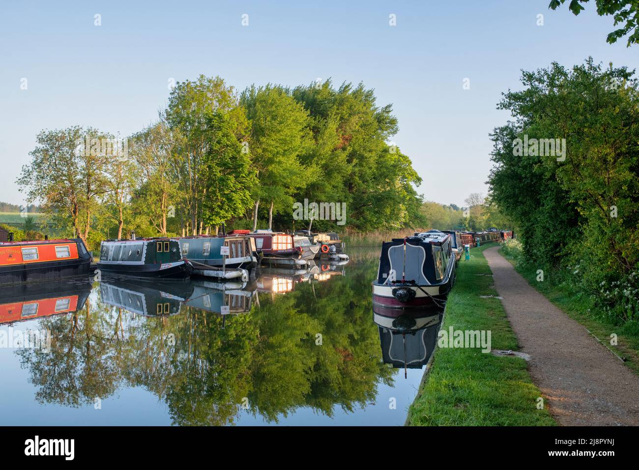 Kanal Boote auf der Oxford canal Am frühen Morgen Frühling Sonnenlicht. Thrupp, Oxfordshire, England Stockfoto