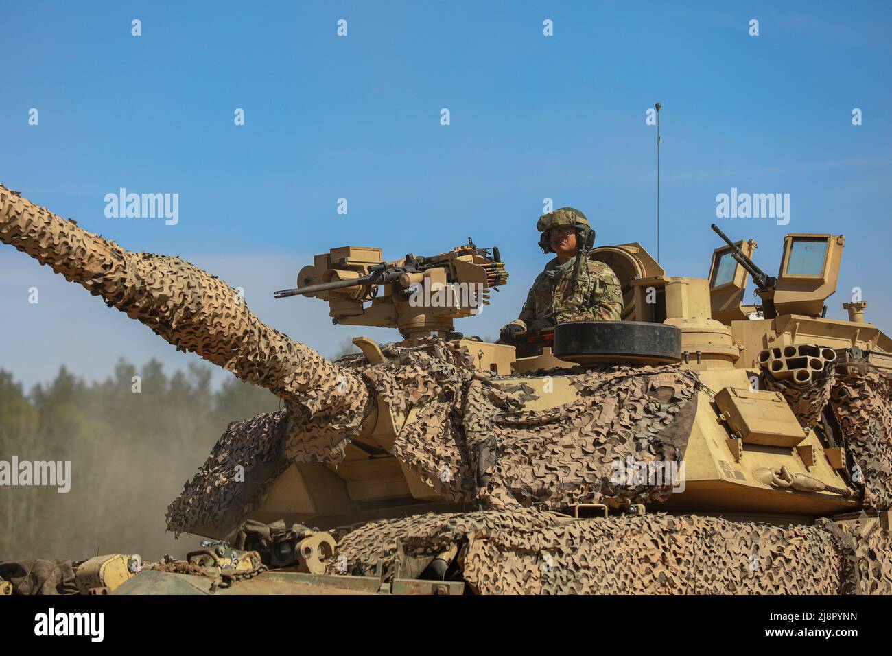 9. Mai 2022 - Drawsko Pomorskie, Polen - Stabsdienst der US-Armee Daniel Quang, Panzerkommandant der Alpha Company 1. Bataillon, 68. Panzerregiment, 3. Kampfteam der Panzerbrigade, 4. Infanterie-Division wartet auf eine Reihe, bevor sie einen Live-Feuer-Genauigkeitstest im Rahmen von Defender 22 im Konotop Range, Drawsko Pomorskie, Polen, 9. Mai 2022, abschließt. Defender Europe 22 ist eine Reihe von multinationalen Trainingsübungen der US-Armee in Europa und Afrika, die in Osteuropa stattfinden. Die Übung zeigt die Fähigkeit der US-Armee Europa und Afrika, großangelegte Bodenkampfoperationen acr durchzuführen Stockfoto