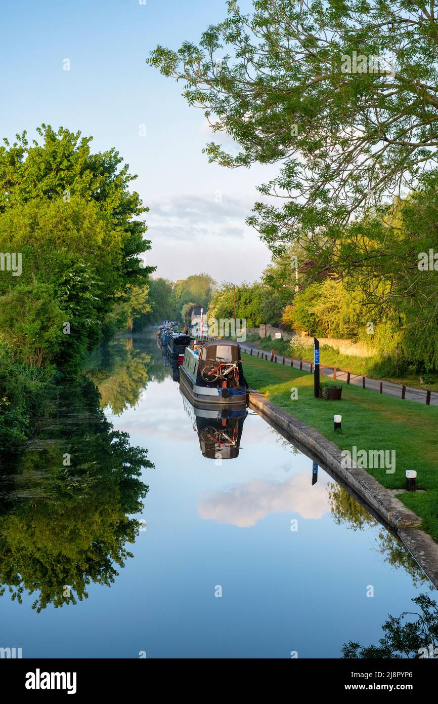 Kanal Boote auf der Oxford canal Am frühen Morgen Frühling Sonnenlicht. Thrupp, Oxfordshire, England Stockfoto