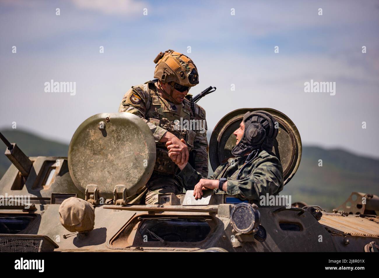 Novo Selo Training Area, Bulgarien. 6.. Mai 2022. US Army Sgt. 1. Klasse David Jones, Operations Advisor, 4. Security Force Assistance Brigade, schüttelt sich die Hände mit CPL. Stanimir Nenov, 42. mechanisiertes Bataillon, 2. mechanisierte Brigade, Bulgarische Landstreitkräfte, nach einer Demonstration der Fähigkeiten beim Festakt zum Tag der bulgarischen Streitkräfte, im Ausbildungsgebiet Novo Selo, Bulgarien, 6. Mai 2022. Die 4. SFAB arbeiten mit ausgewählten NATO-Alliierten und Partner-Landstreitkräften zusammen, um die internen Kapazitäten und die Interoperabilität zur Unterstützung der Ziele der Sicherheitszusammenarbeit der US-Armee in Europa und Afrika zu erhöhen. Diese PR Stockfoto