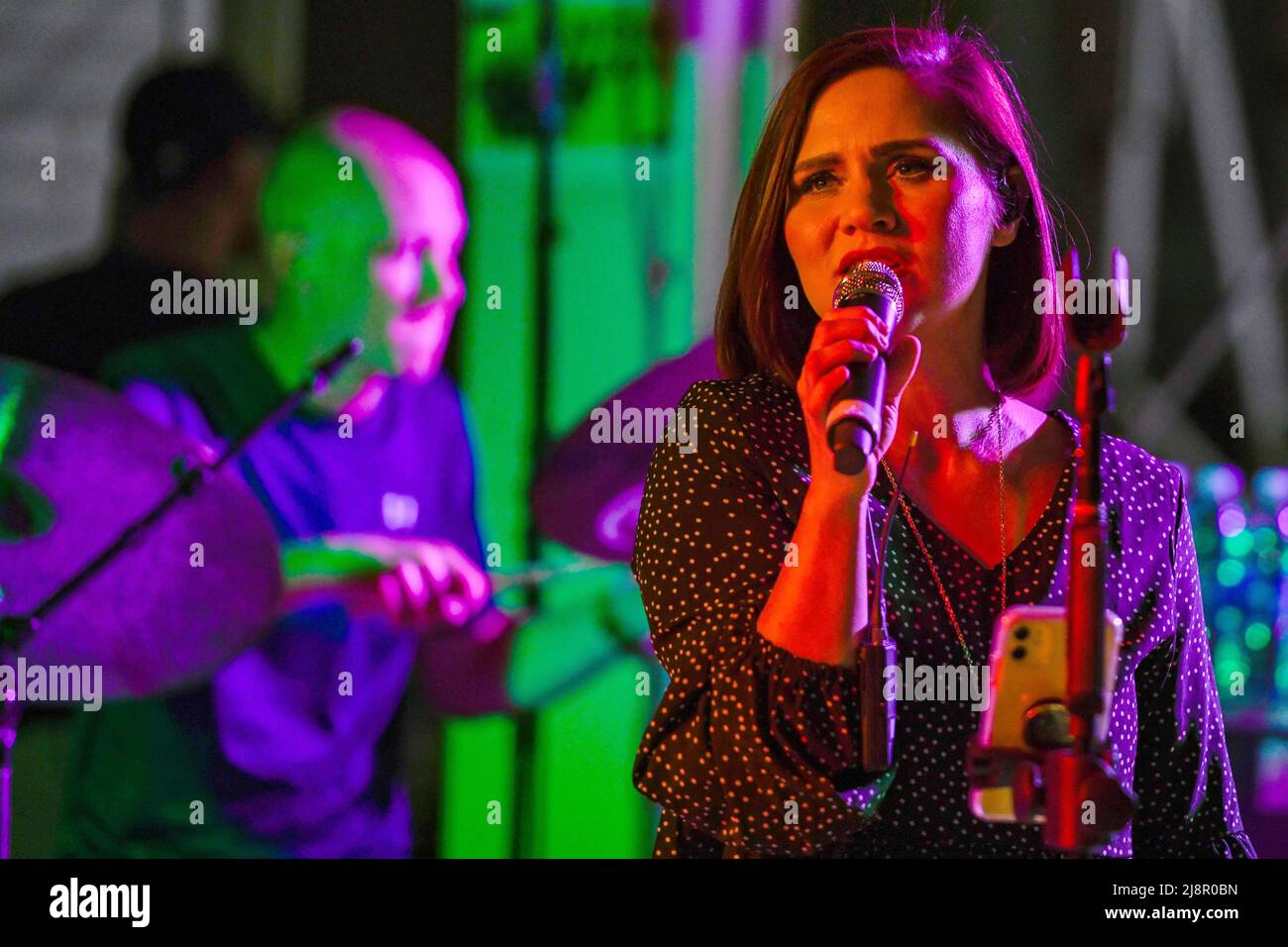 9. Mai 2022 - Prince Sultan Air Base, Saudi-Arabien - US Air Force Airman 1. Class Ashley Arrington, eine Sängerin der AFCENT Band, singt Jazzmusik für Airmen, die dem 378. Air Expeditionary Wing zugewiesen wurden, auf dem Prince Sultan Air Force Base, Königreich Saudi-Arabien, 9. Mai 2022. Die Band besuchte PSAB für eine dreitägige Tour mit vier Gig, spielte für die 378. AEW-Befehlswechsel-Zeremonie, eine ''˜Jazz & Lattes'-Nacht, eine ''˜Rock/Pop/Country'-Nacht und eine ''˜Sing with the Band'-Karaoke-Nacht vom 9. Bis 11. Mai. Ihre Mission ist es, den im Neunten Air Fo eingesetzten Truppen ein Stück Heimat auf der ganzen Welt zu bringen Stockfoto