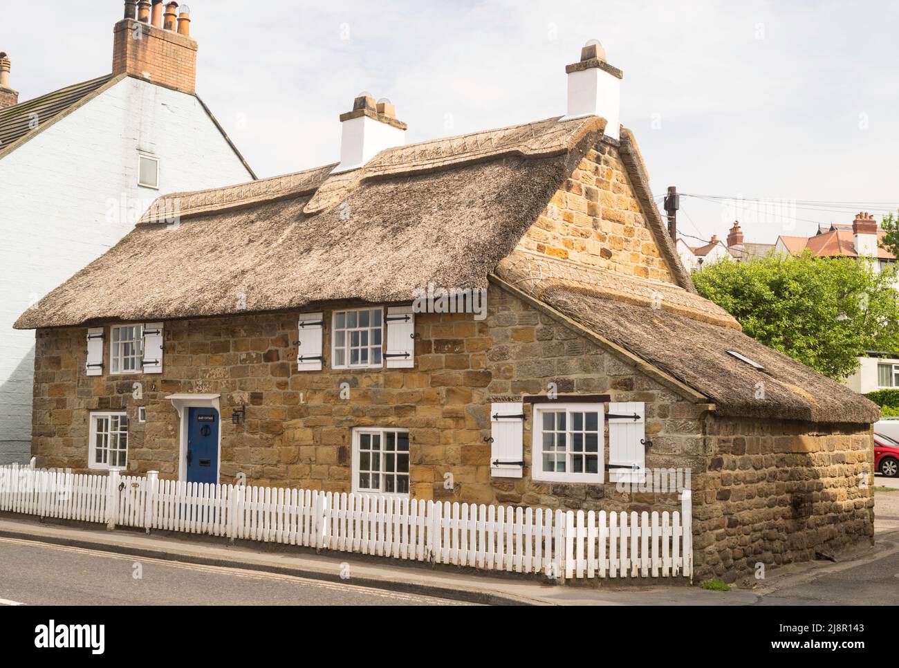Hart Cottage, ein aus Stein erbautes Reethaus, ein denkmalgeschütztes Gebäude, jetzt Ferienunterkunft, in Sandsend, North Yorkshire, England, Großbritannien Stockfoto