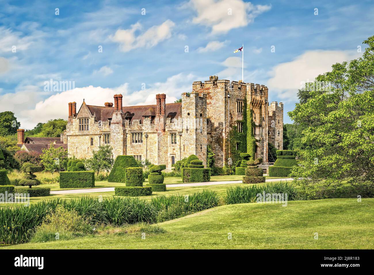 Hever, Kent, England - 18. Juni 2015. Blick auf Hever Schloss und Garten. Der älteste Teil der Burg stammt aus dem Jahr 1270 und wurde im Jahr 1462 in eine umgebaut Stockfoto