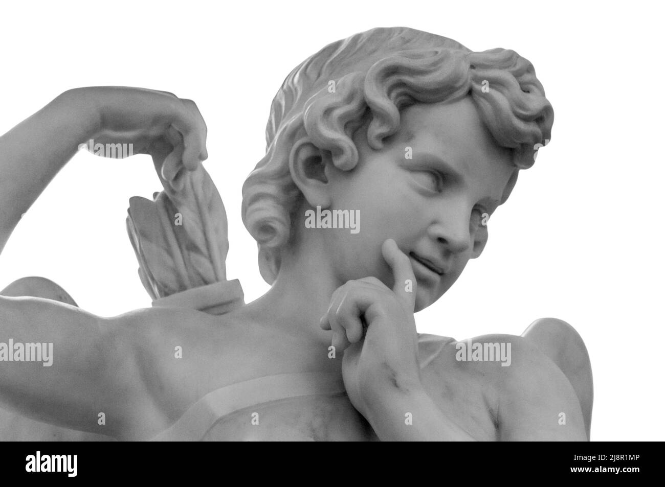 Weißer Engel vor weißem, isoliertem Hintergrund als Symbol der Liebe. Alte Eros-Statue. Skulptur eines jungen Mannes mit Köcher und Pfeilen. Religion, ewig Stockfoto