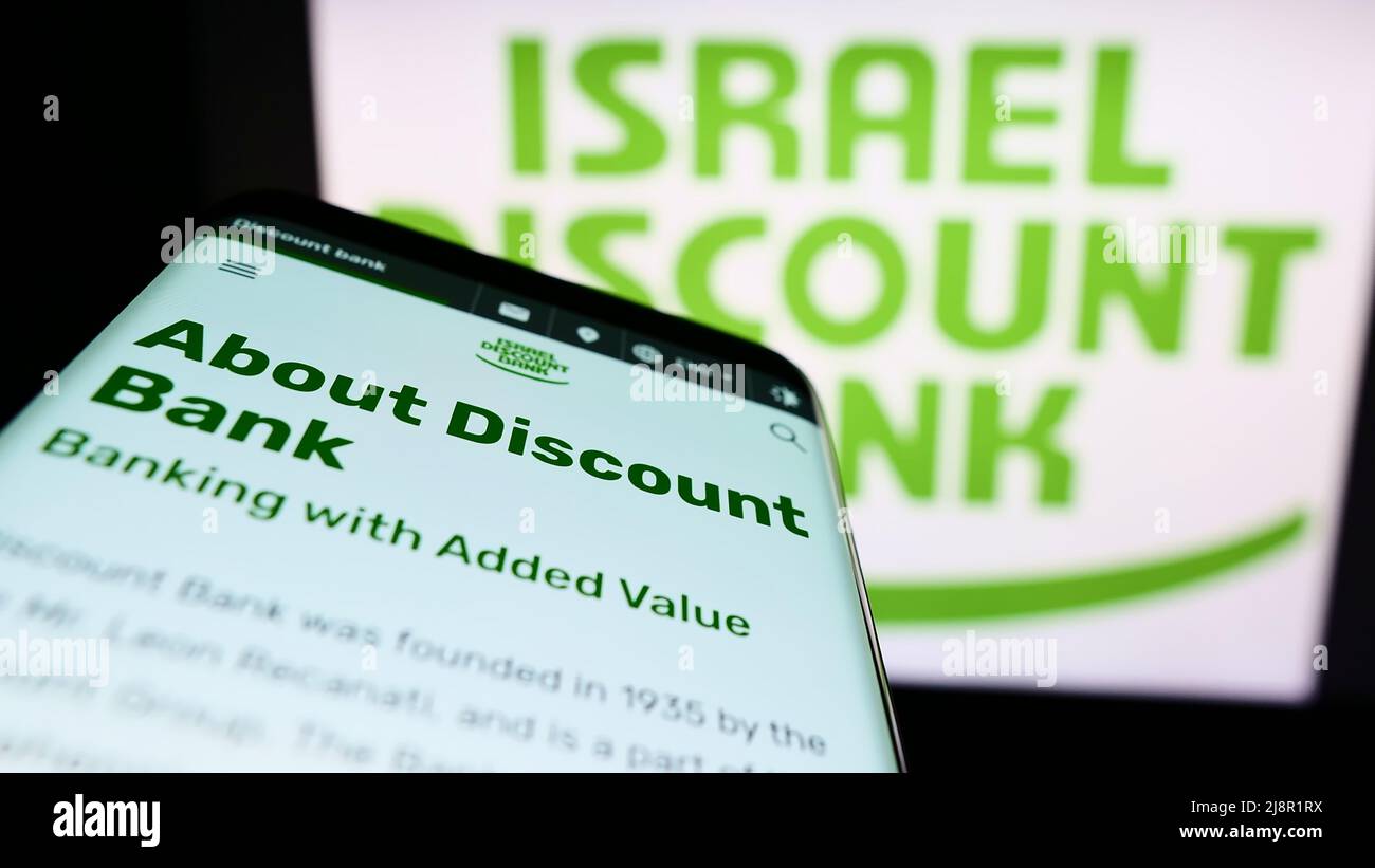 Mobiltelefon mit Website der Firma Israel Discount Bank Ltd. (IDB) auf dem Bildschirm vor dem Firmenlogo. Konzentrieren Sie sich auf die obere linke Seite des Telefondisplays. Stockfoto