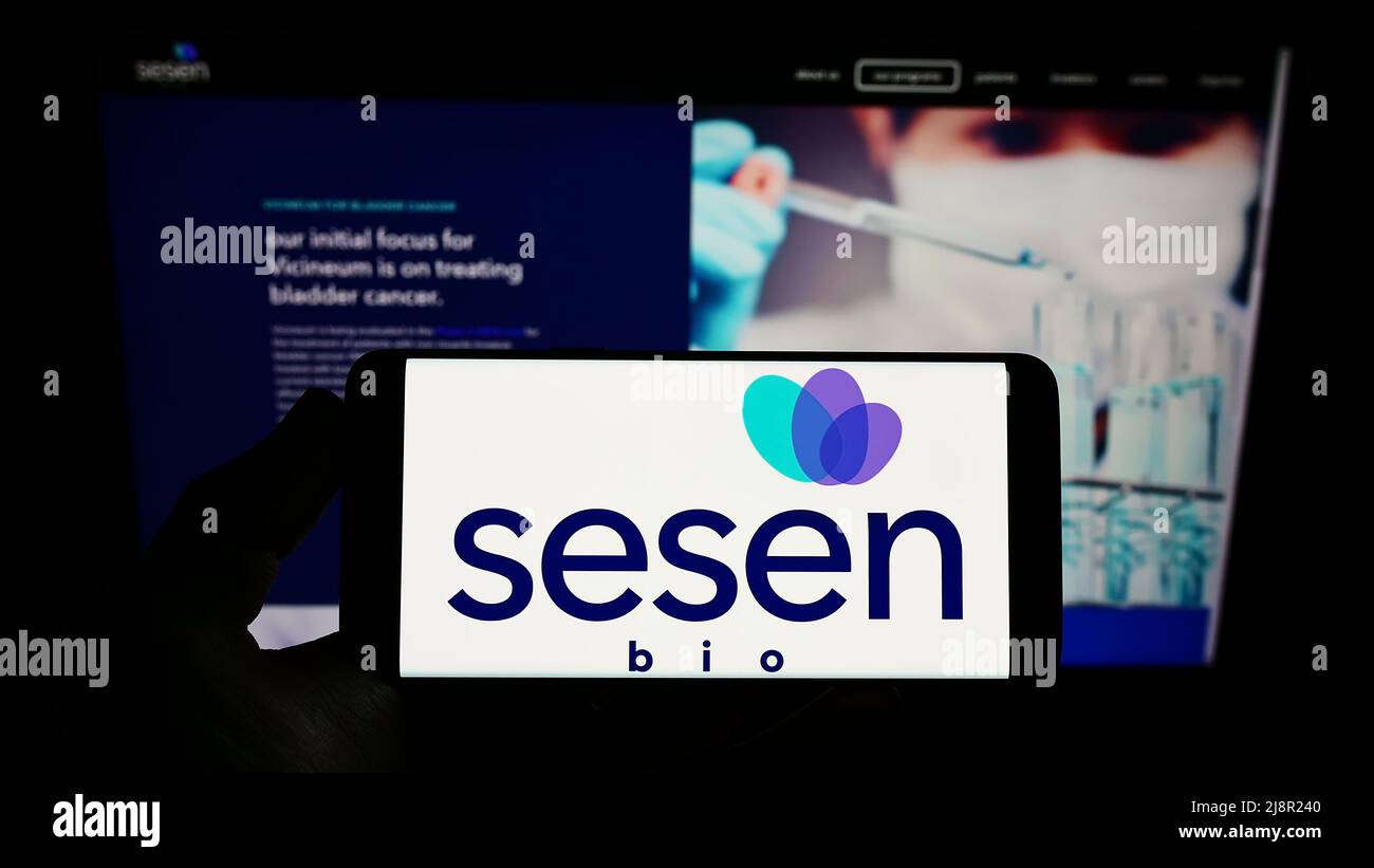 Person, die das Smartphone mit dem Logo des US-Biotechnologieunternehmens Sesen Bio Inc. Auf dem Bildschirm vor der Website hält. Konzentrieren Sie sich auf die Telefonanzeige. Stockfoto